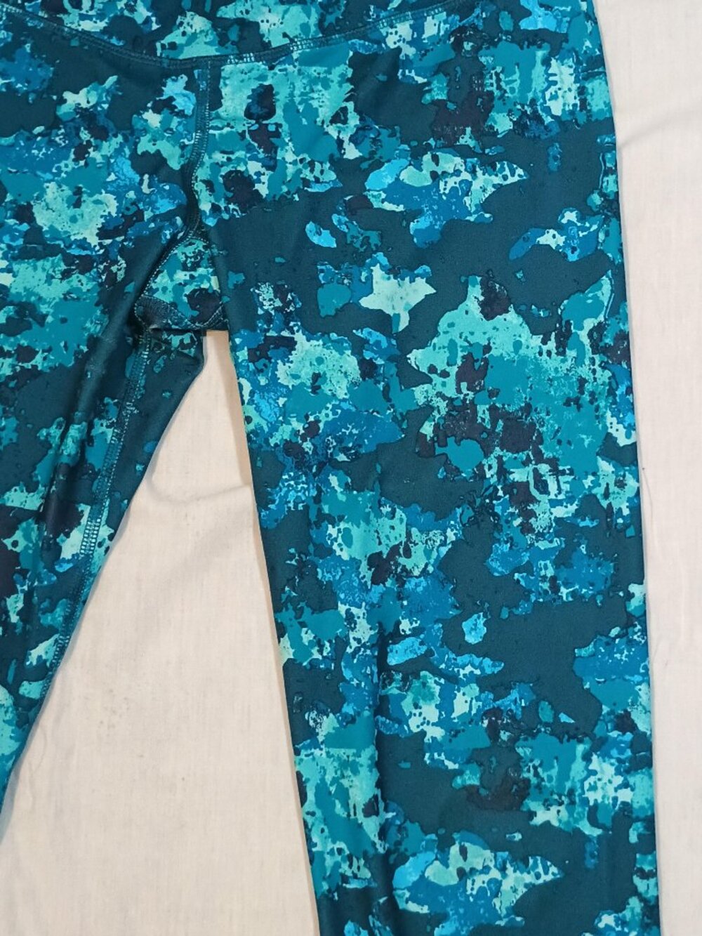 Old Navy Active/Capri Leggings/Womens M/Blue Camo Go Dry Compression Athleisure - Picture 7 of 9